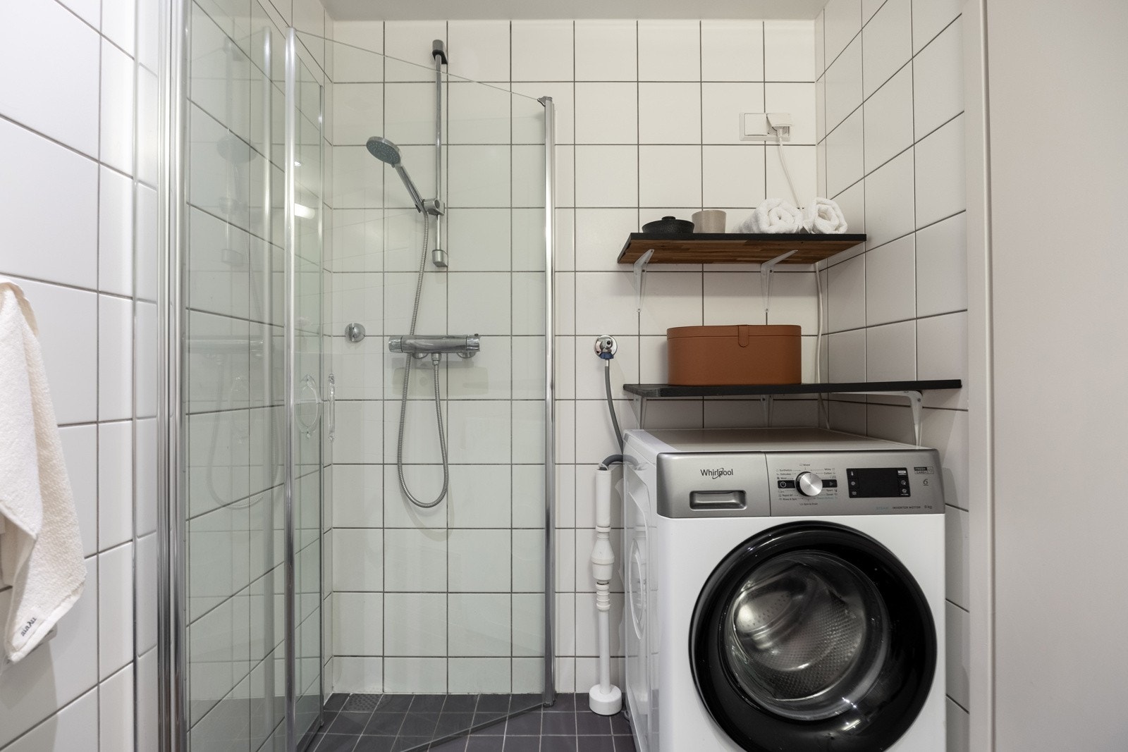 Det er varmekabler i gulvet og opplegg for vaskermaskin. Galleribilde