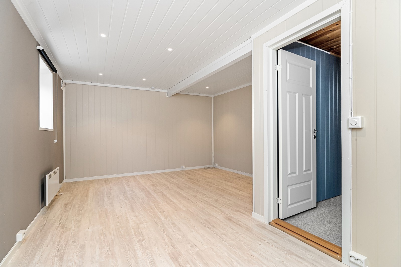 Rom i underetasjen med behagelige farger har blitt brukt som soverom Galleribilde