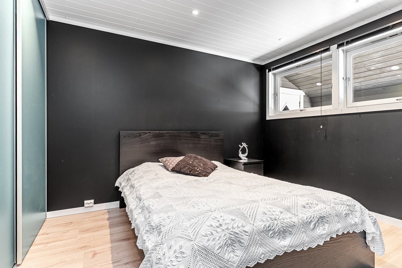 Det er to soverom i hovedetasjen - her med skyvedørsgarderobe Galleribilde