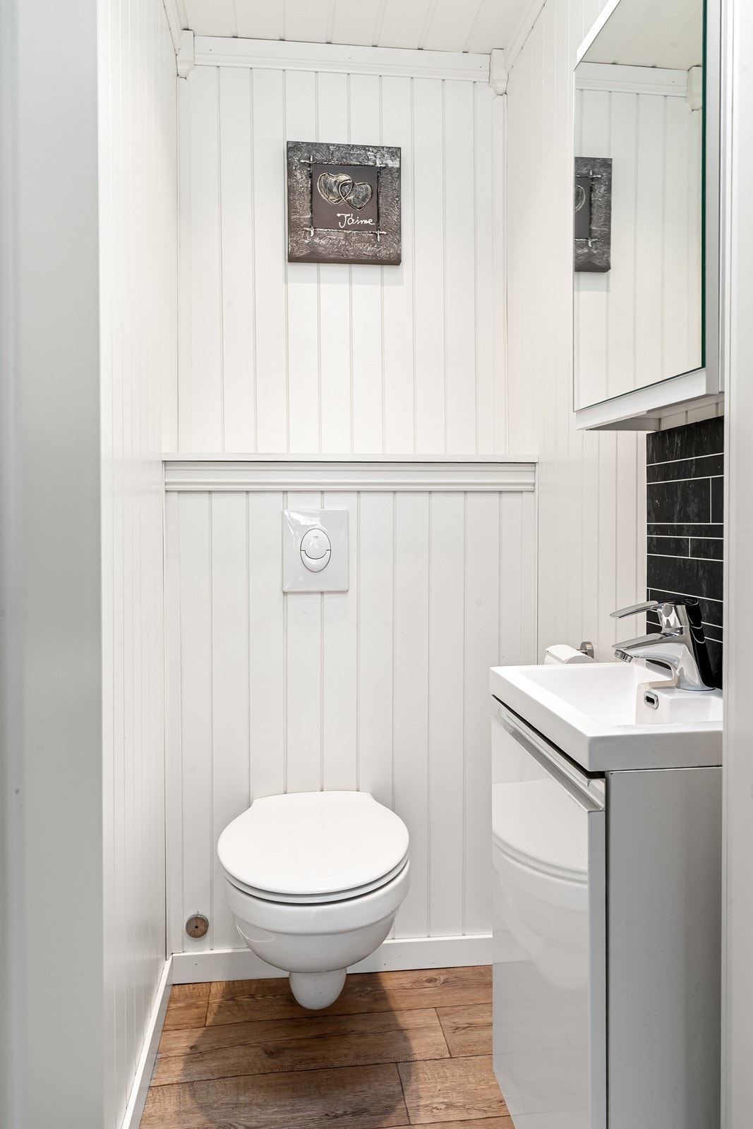 Toalettrommet ligger rett ved siden av badet Galleribilde