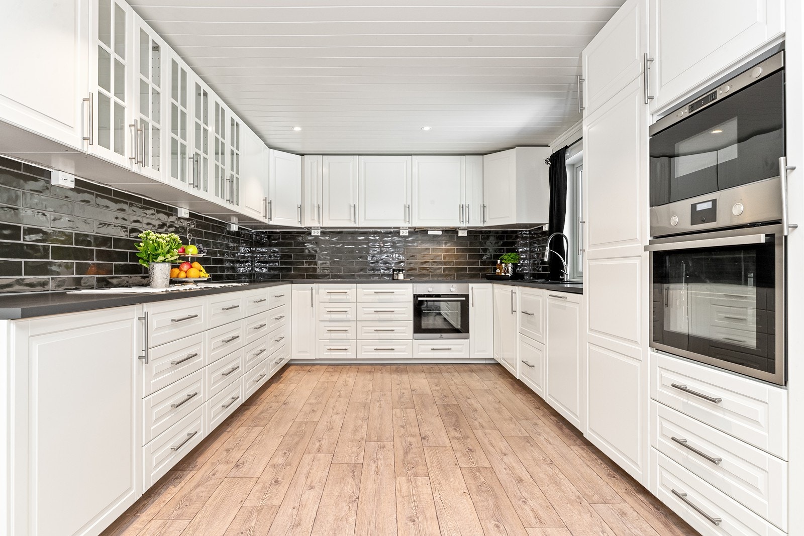 Her er det rikelig med skap-og skuffeplass og en romslig kjøkkenbenk Galleribilde