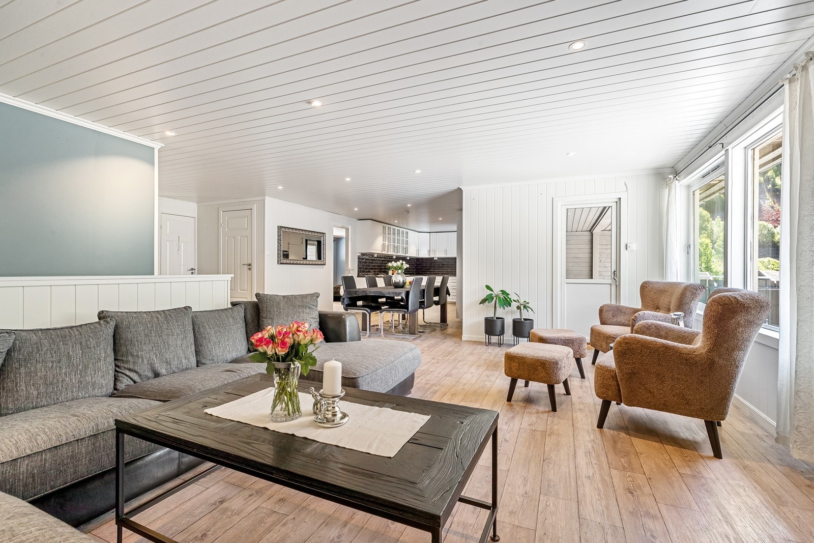 Lys og fin stue med store vindusflater og utgang til verandaen Galleribilde