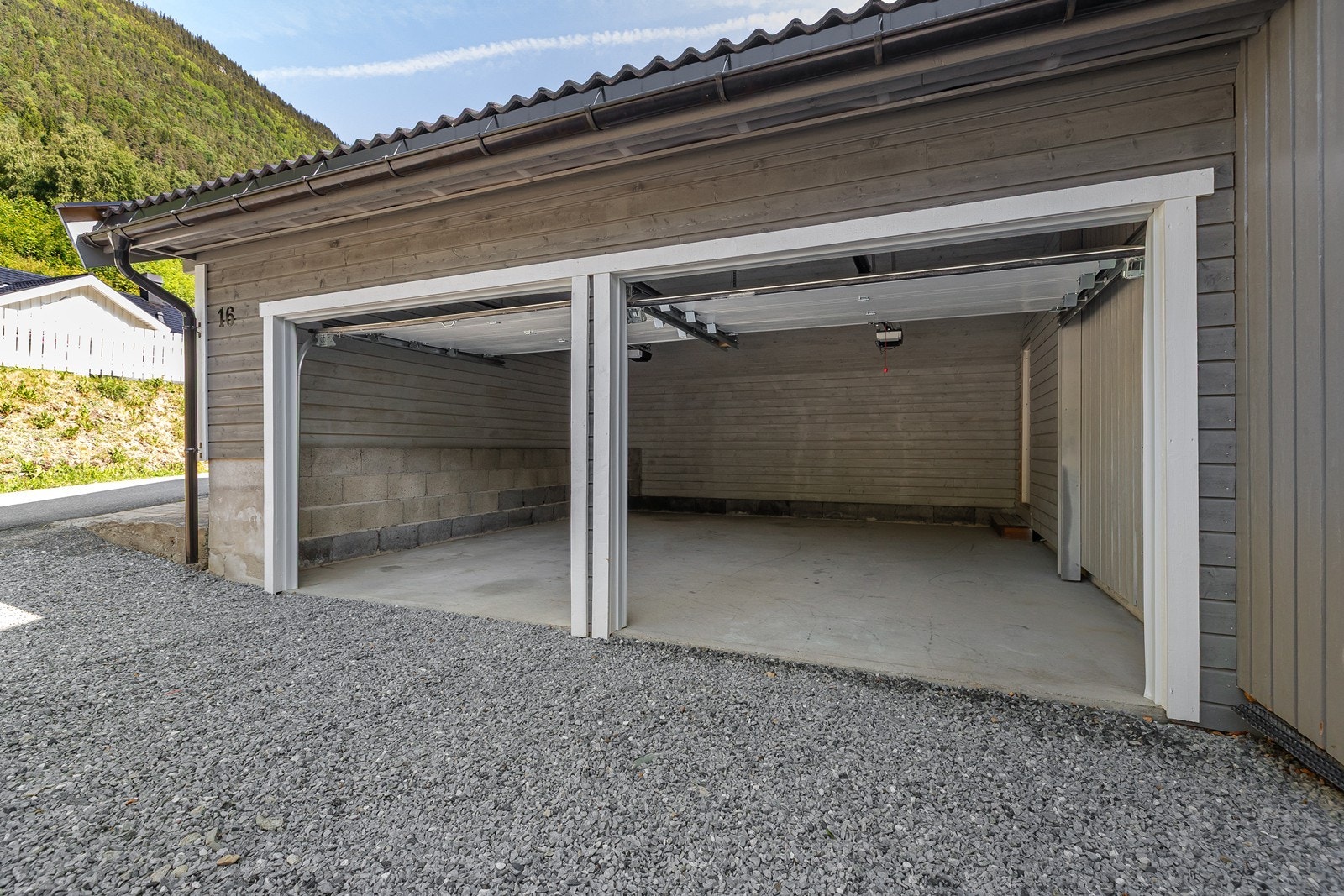 Dobbel garasje i forbindelse med boligen - god lagringsplass Galleribilde