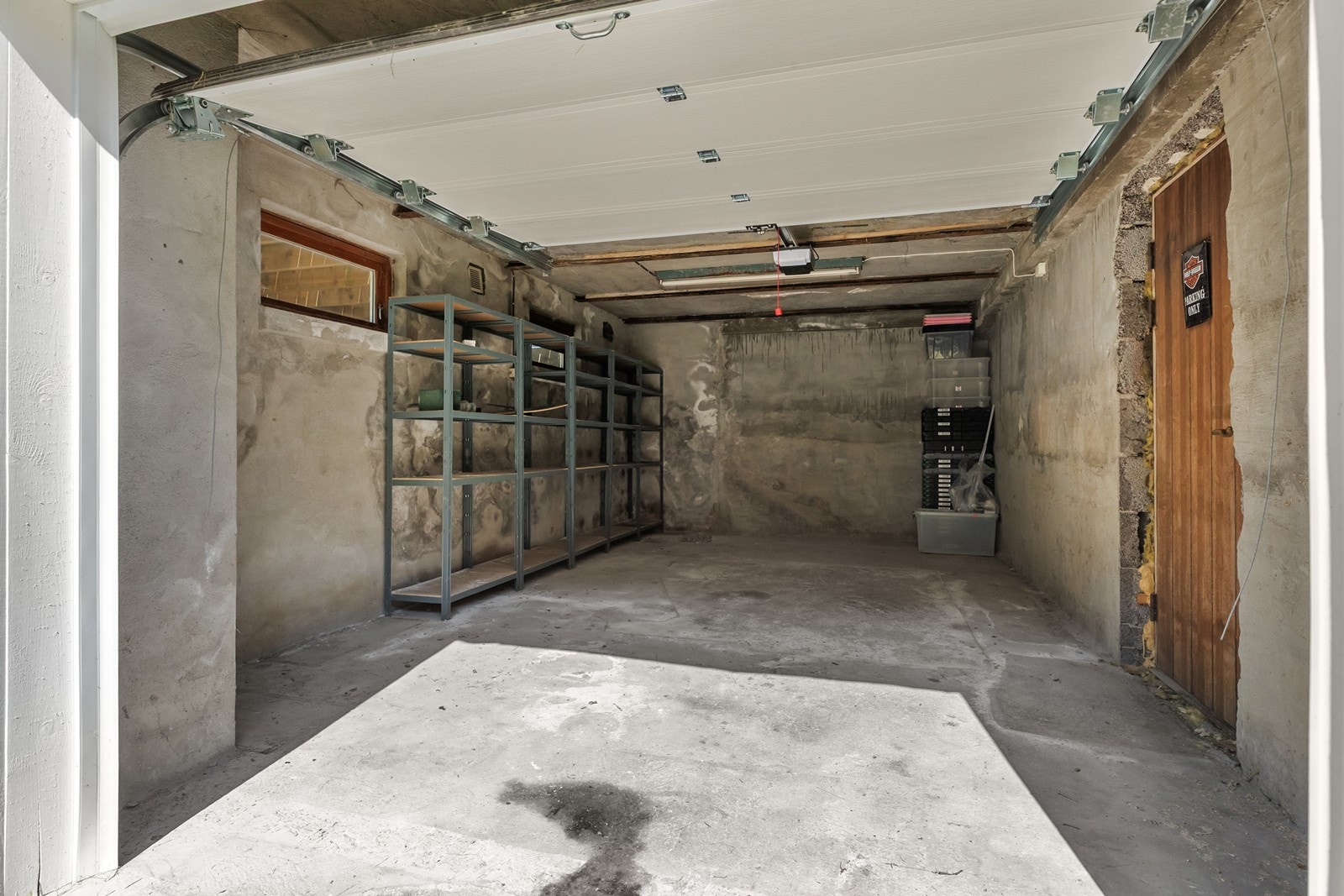 Under boligen er det i tillegg en garasje med inngang til kjelleren Galleribilde