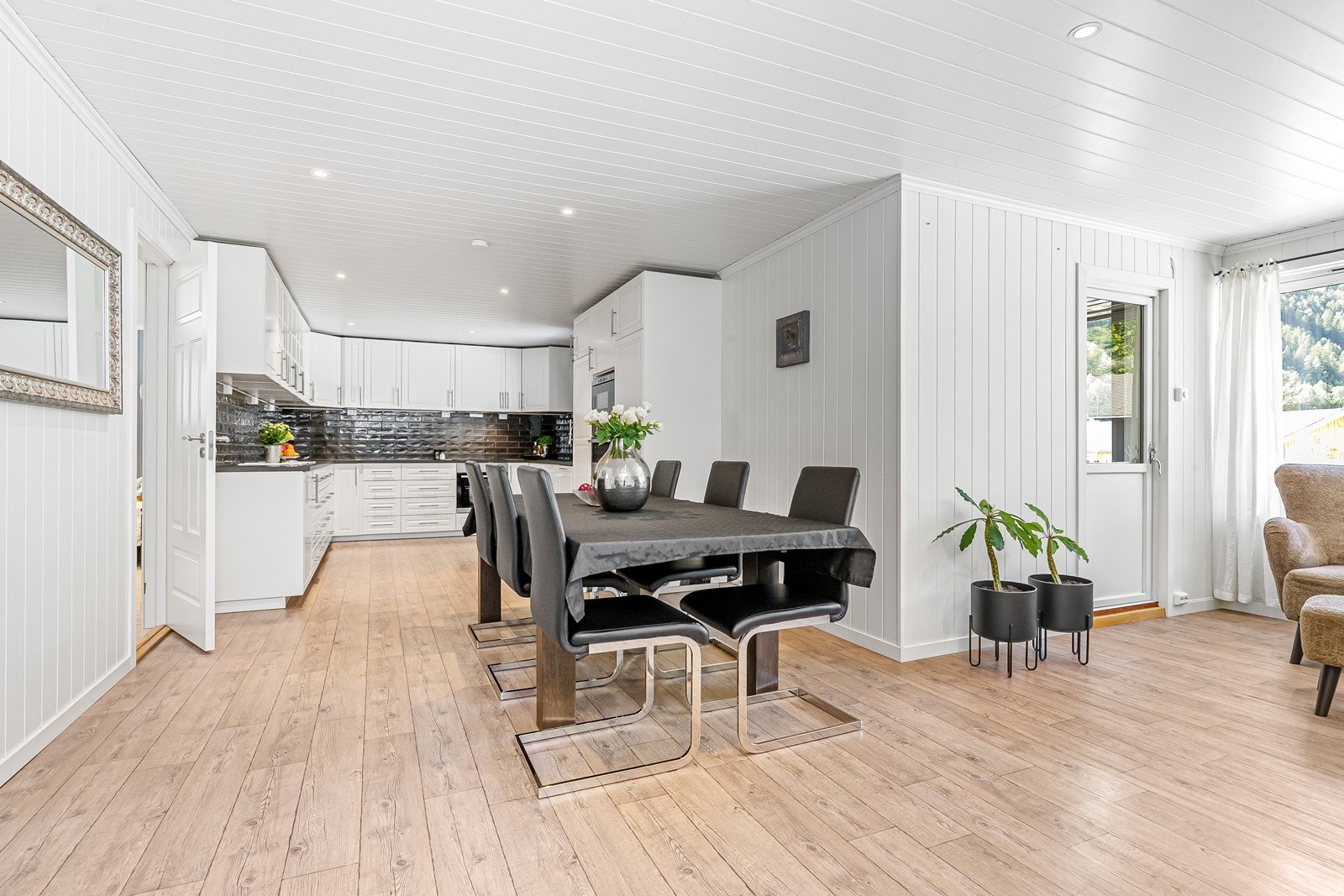 Meget romslig stue og kjøkken med åpen løsning mellom rommene Galleribilde