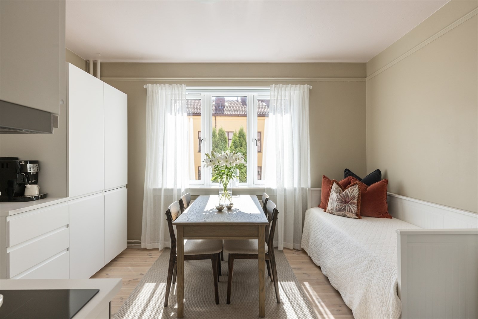 Leiligheten ligger vendt mot stille og rolig bakgård - helt skjermet for bylivets støy. Galleribilde