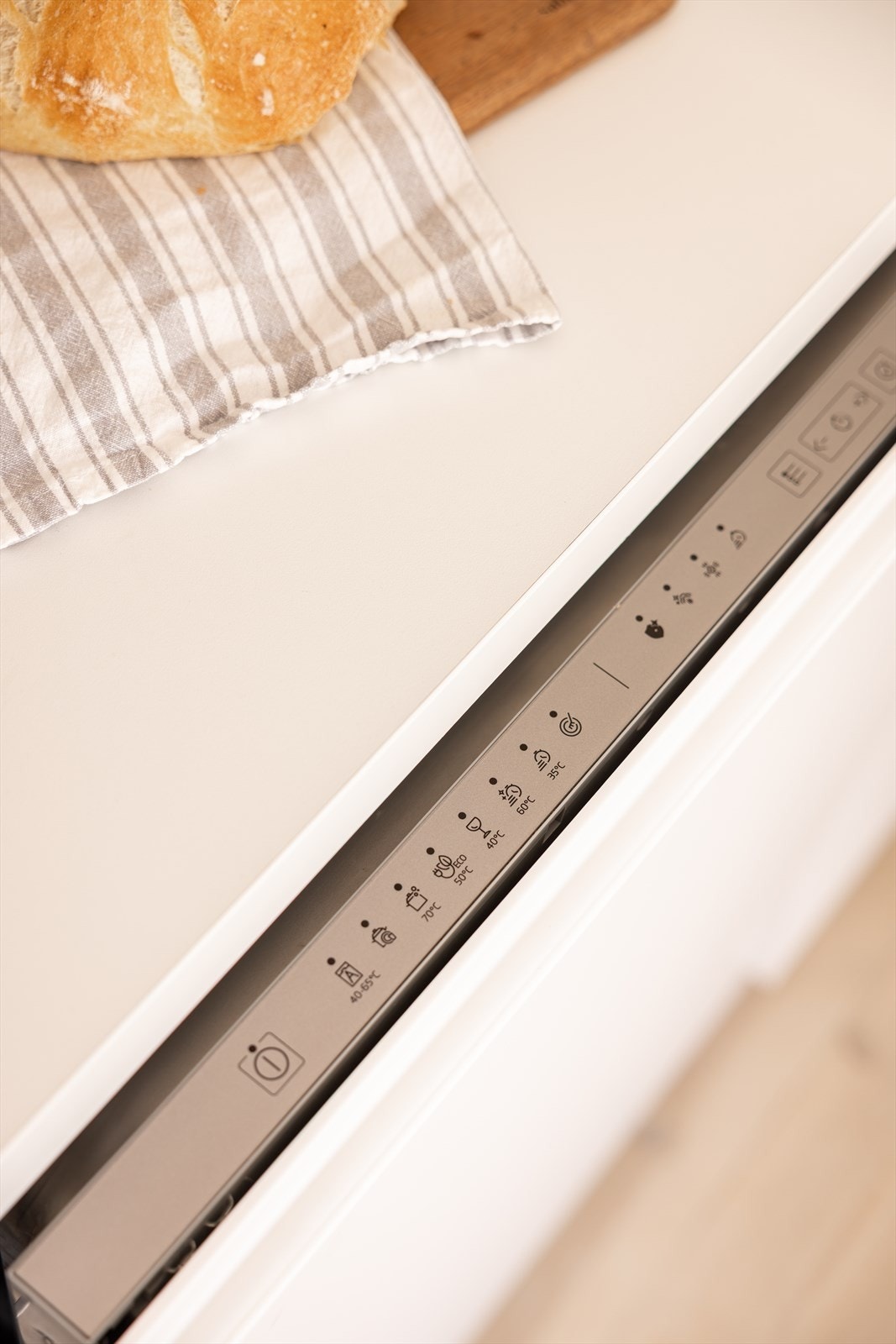 Det er montert en integrert oppvaskmaskin, komfyr, platetopp og kombiskap. Galleribilde