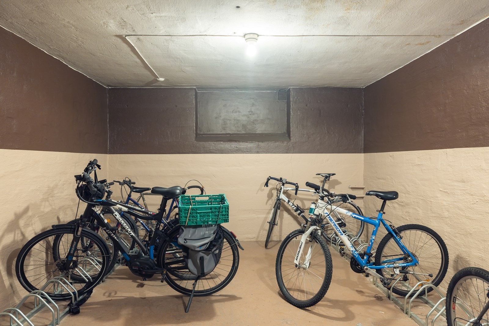 Felles sykkelbod i kjeller. Galleribilde
