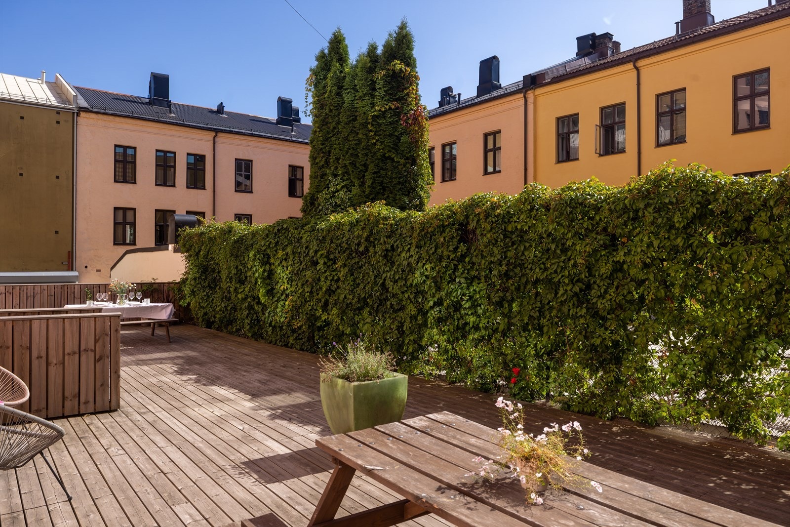 Bakgården er pent opparbeidet med flere sittegrupper. Galleribilde