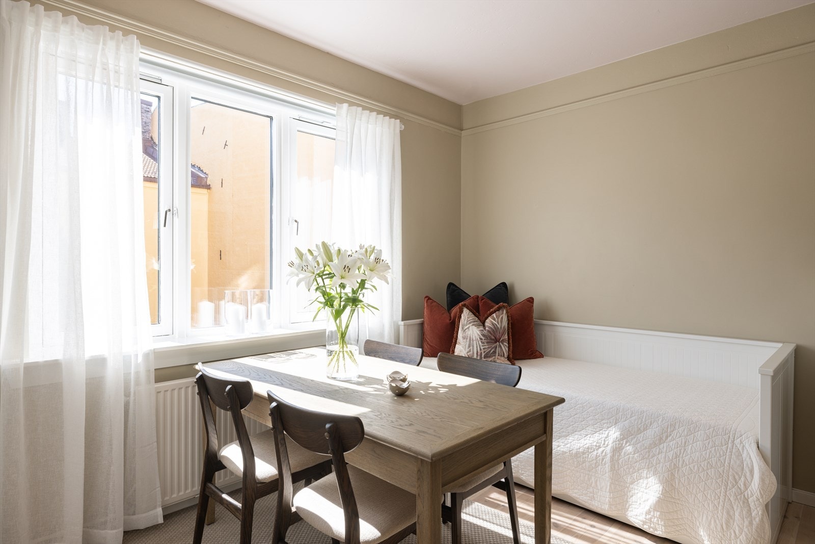 Planløsningen er optimal som gir rom for sofa/seng, spisebord og oppbevaringsmøbel. Galleribilde