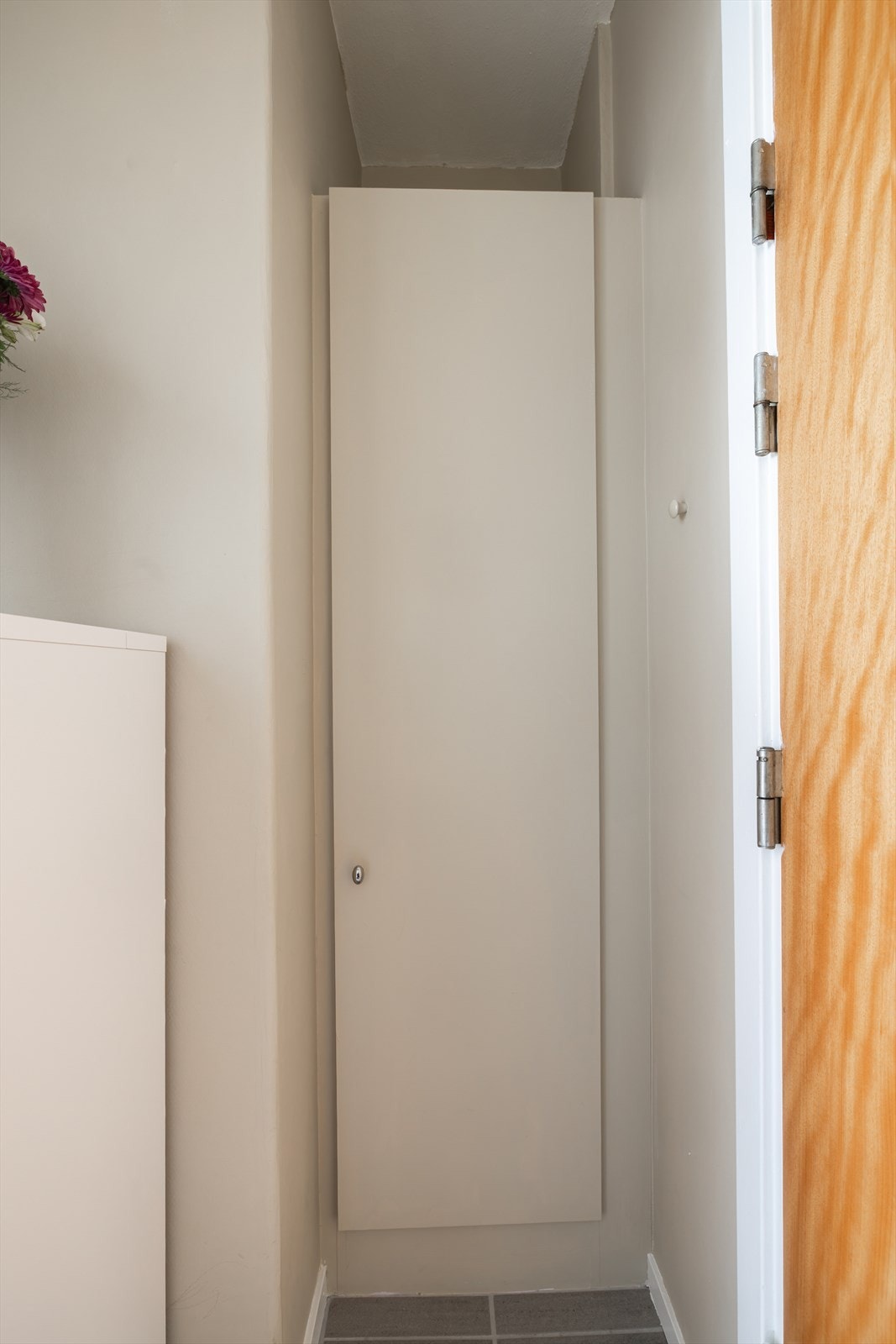 I entréen er det plassbygd garderobeskap for yttertøy og sko, i tillegg til kjellerbod for ytterligere oppbevaring. Galleribilde