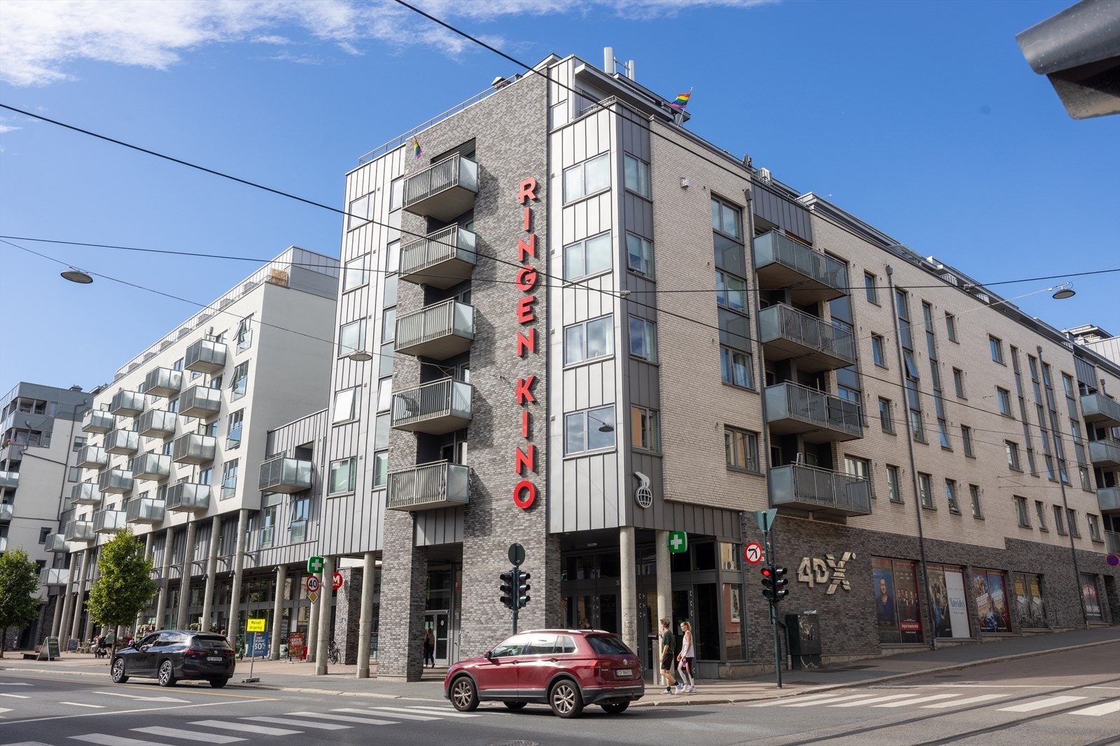 Rett ned i gaten finner du Ringnes Park, her finner du Meny, apotek, kino og gode kollektivmuligheter. Galleribilde