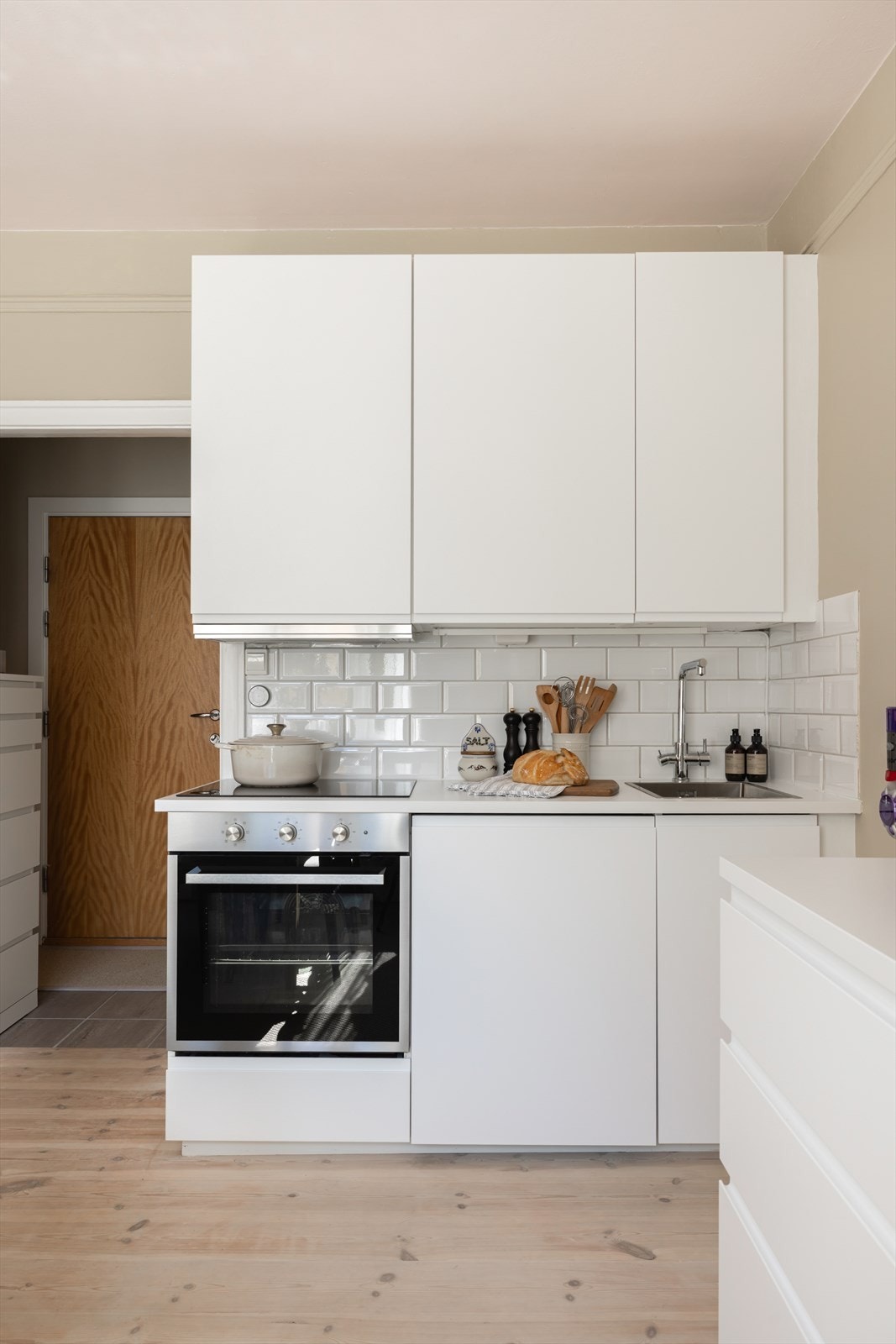 Leiligheten er gjennomført god standard med gode lysforhold, furugulv og delikat fargepalett. Galleribilde