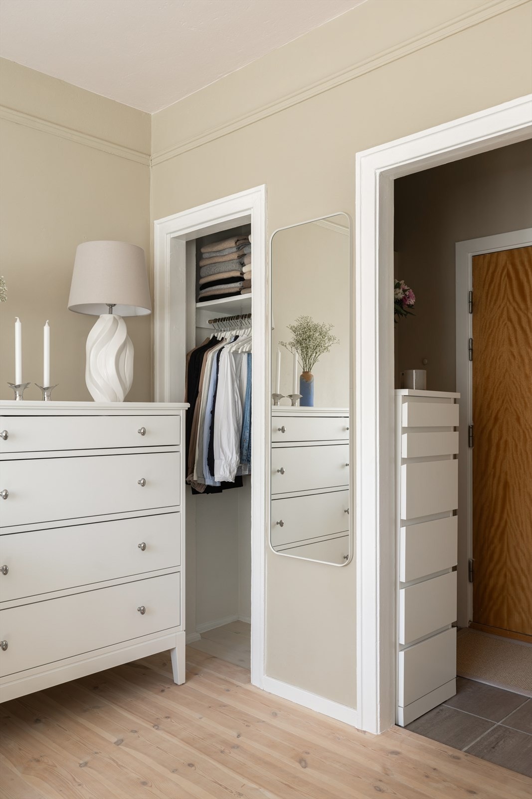 Overflatene er malt i en smakfull beigefarge, som gjør det enkelt å sette sitt eget preg med møblering. Galleribilde