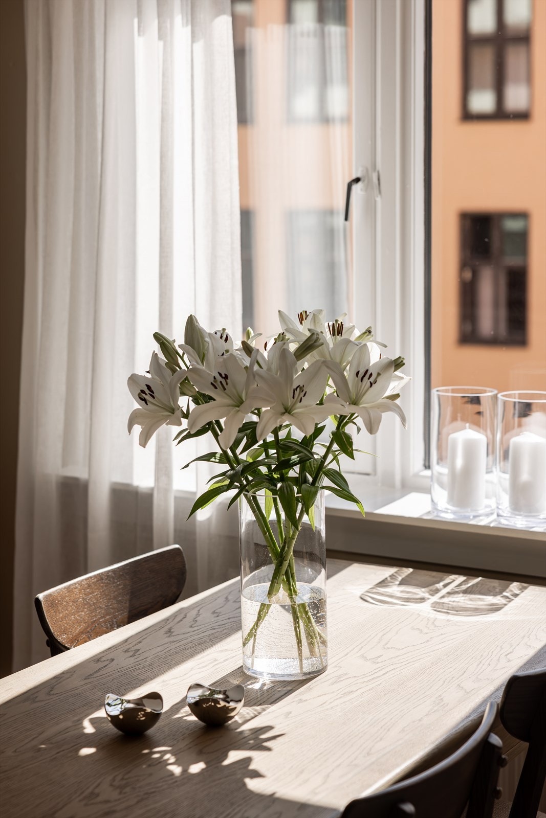 Det store vinduet gir et nydelig lysinnslipp i rommet. Galleribilde