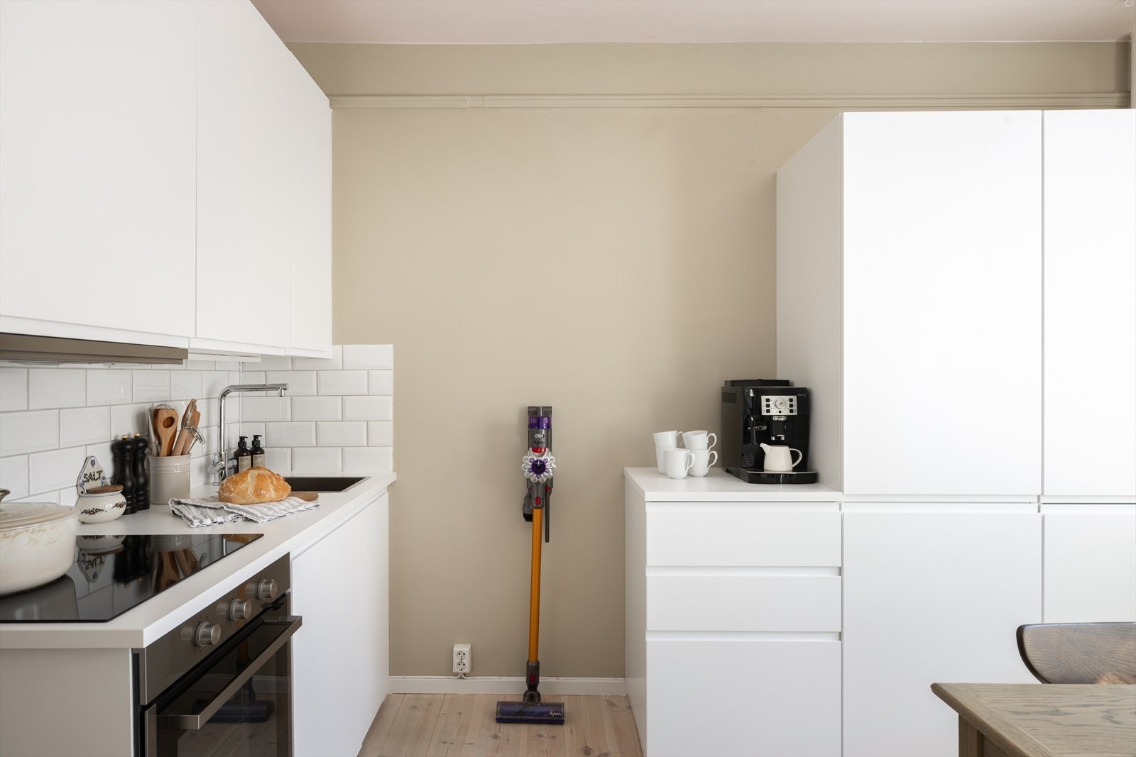 Kjøkkenet har en moderne innredning som er utnyttet med rikelig skap- og benkeplass. Galleribilde