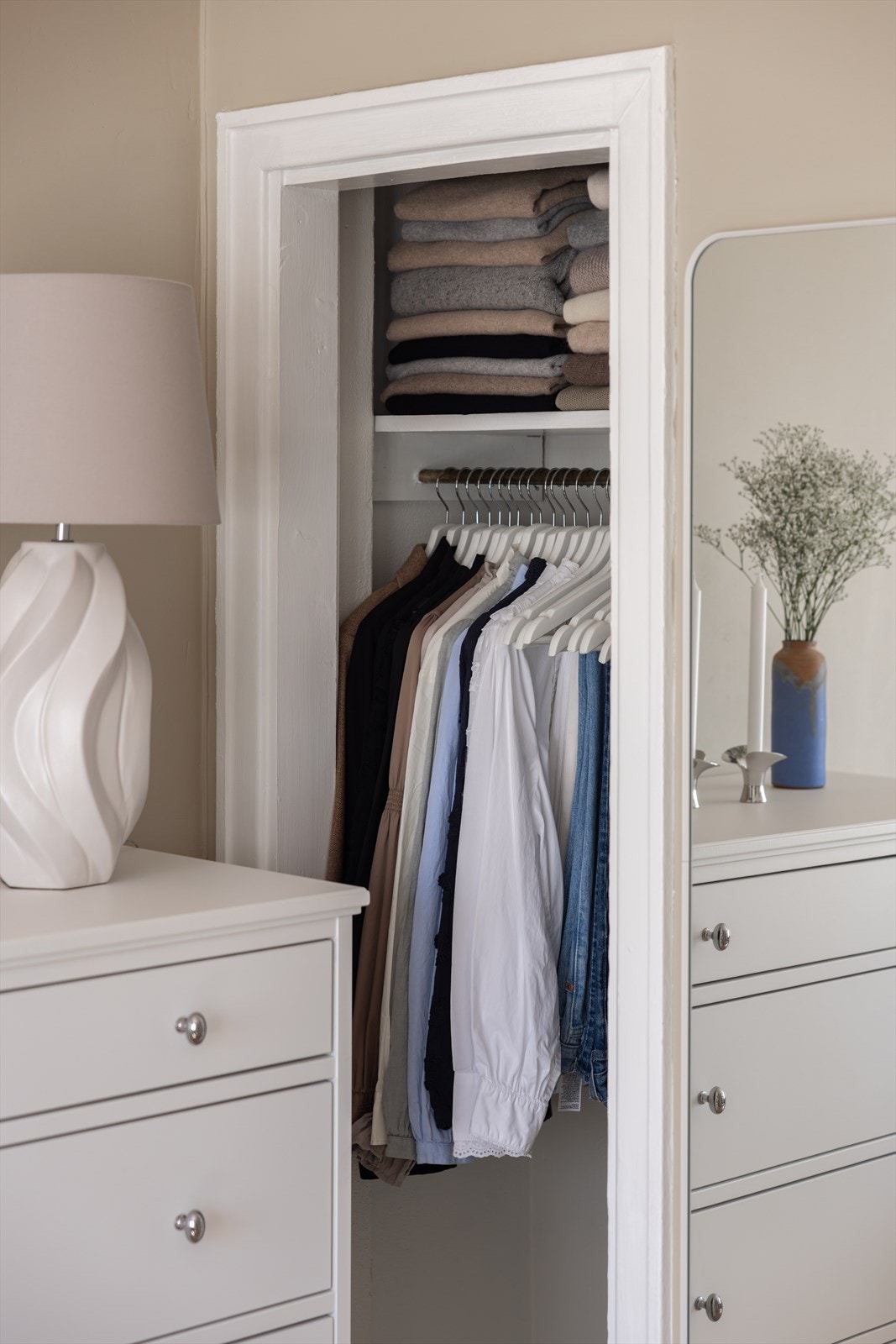 Praktisk liten nisje for oppbevaring av klær. Galleribilde