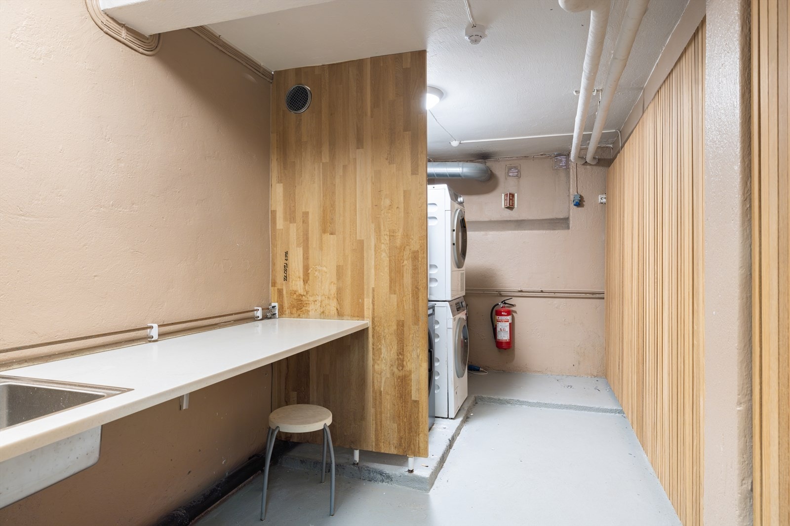 Tilgang til fellesvaskeri i kjeller, med både vask- og tørketrommel. Galleribilde