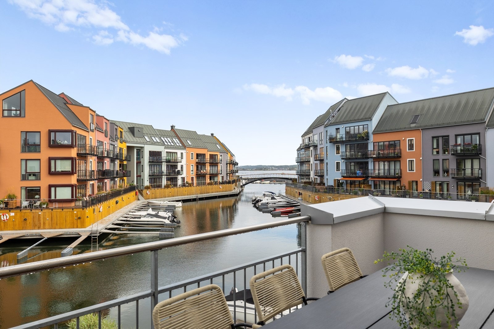 Her har man utsikten mot havet og solen på den vestvendte verandaen. Galleribilde