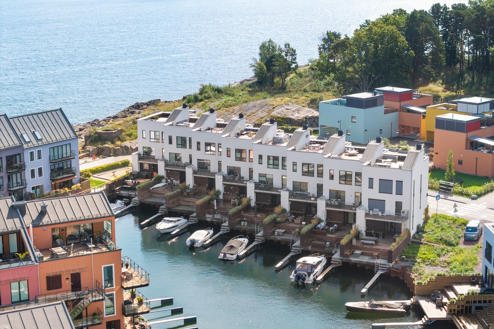 Her bor du sjønært i populære Sjøparken, et moderne og arkitektonisk spennende boligområde som kombinerer moderne komfort med kultur, aktivitet og naturopplevelser. Galleribilde