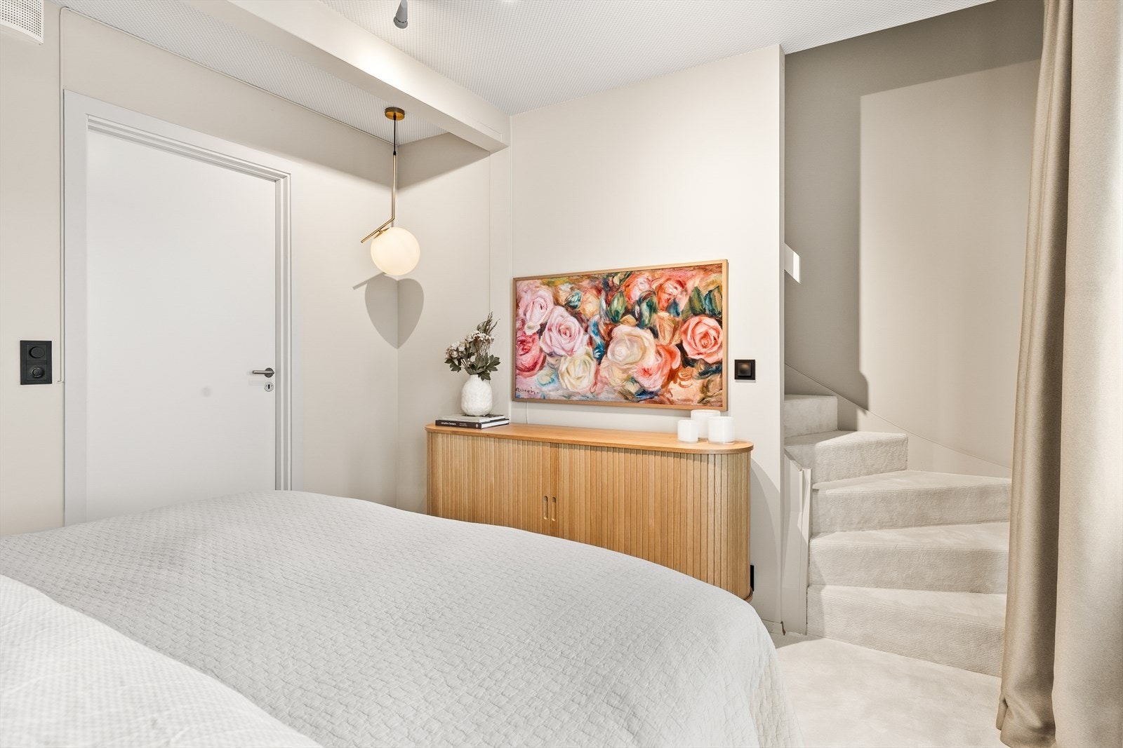 Fra Hovedsoverommet har man trapp opp til takterrassen. Galleribilde