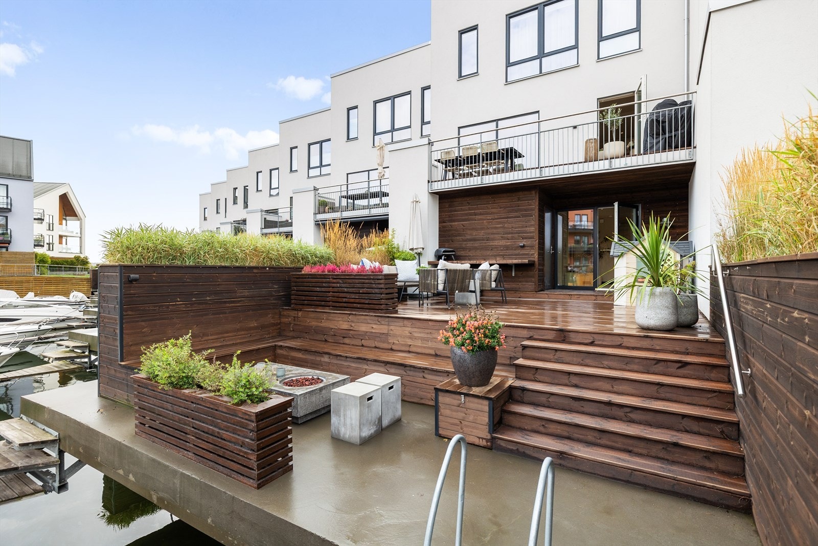 Her har man egen brygge rett utenfor døren med egen båtplass og flotte soner. Galleribilde