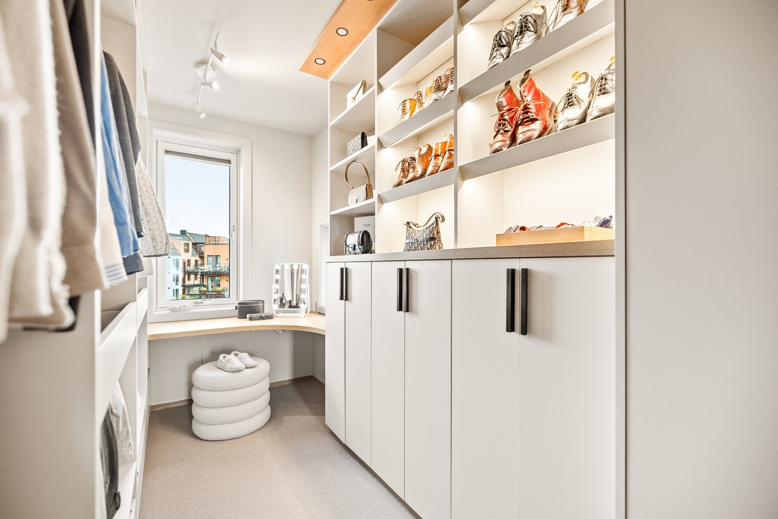 Walk-in - Skreddersydd garderobeløsning gir god lagringsplass og en ryddig atmosfære. Galleribilde