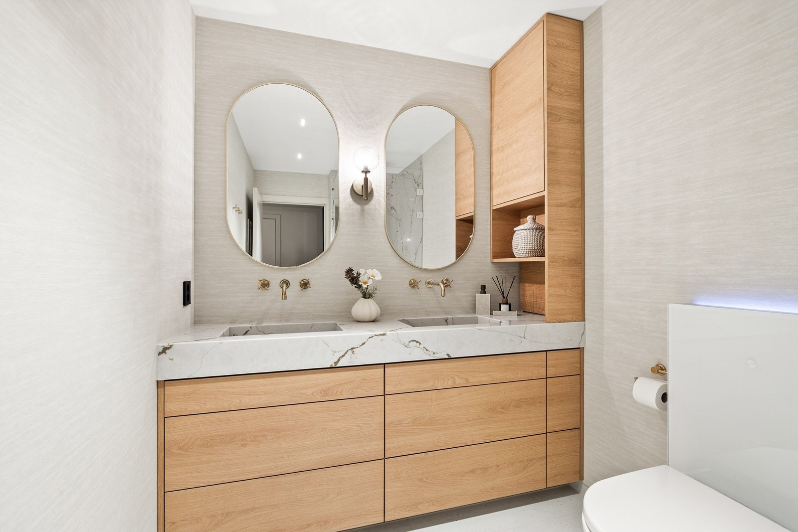 Badet i 3. etasje er flislagt i moderne farger, her har man dobbelt vask og godt med lagringsplass. Galleribilde