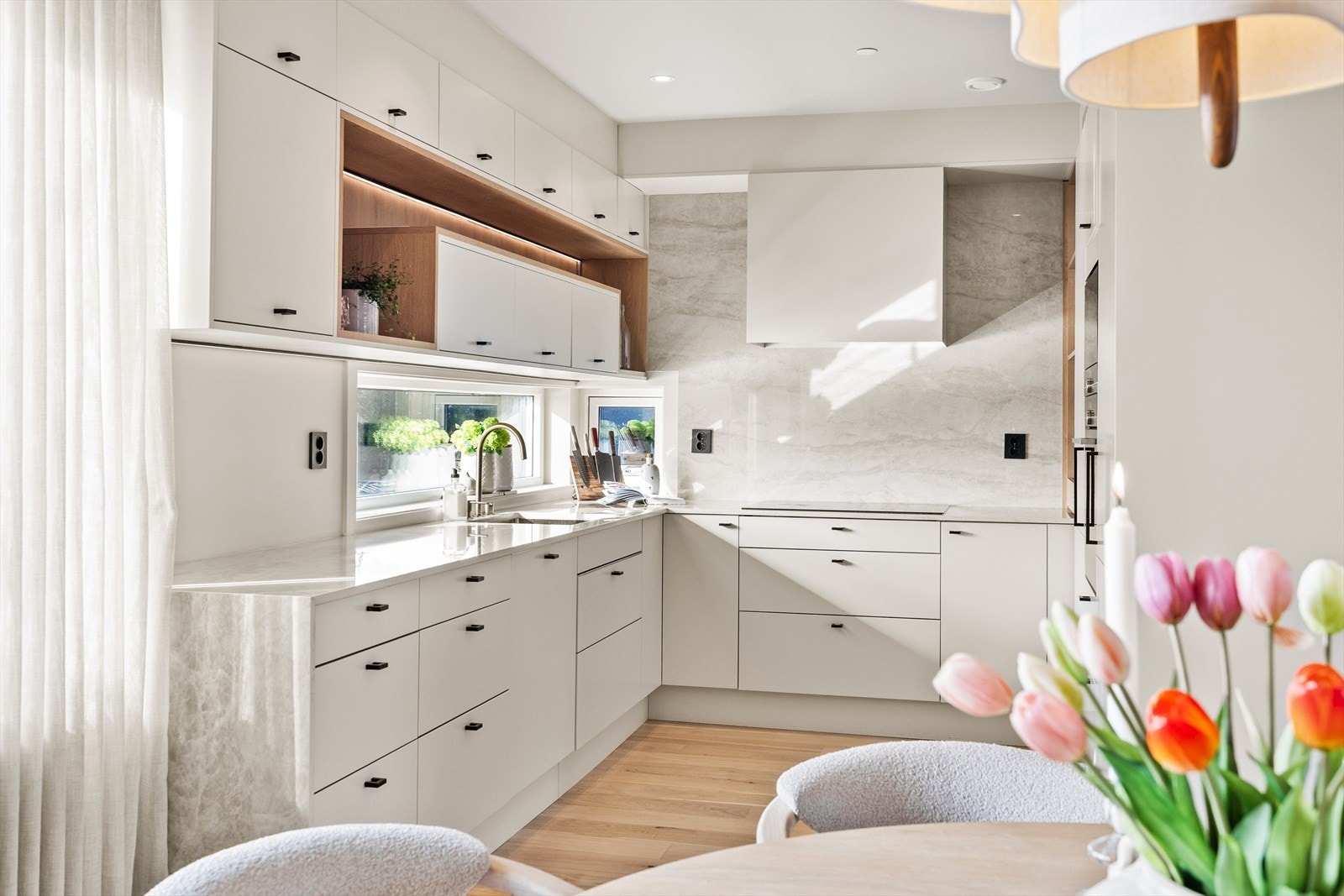 Kjøkkenet er oppgradert med delikate løsninger, integrerte hvitevarer og god arbeidsflyt Galleribilde