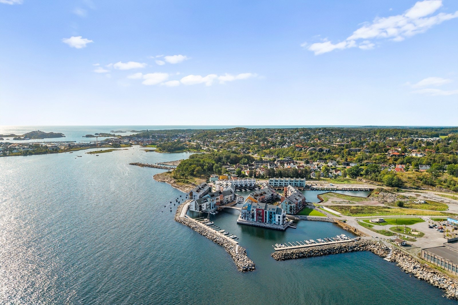 Stavern er kjent som sommerbyen med sin unike historie, maritime preg og rike kulturliv. En kort spasertur tar deg til Stavern sentrum med koselige caféer, restauranter og butikker. Galleribilde