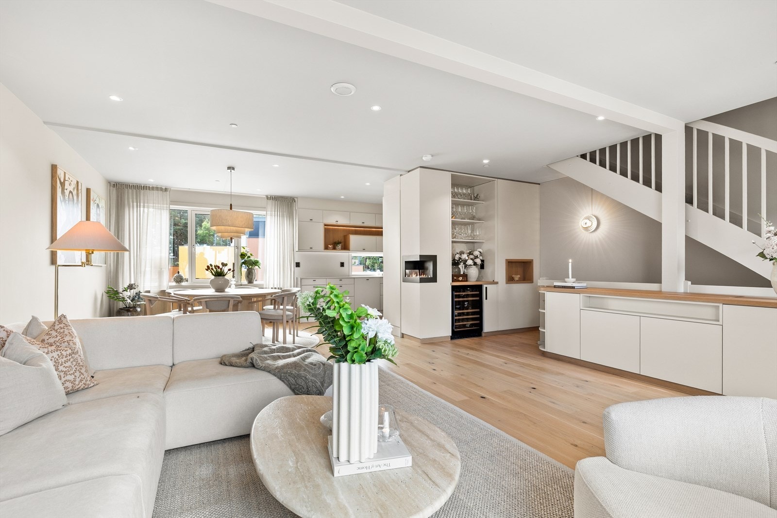 Stuen er i åpen stue/kjøkken løsning som gir et romslig utrykk. Galleribilde