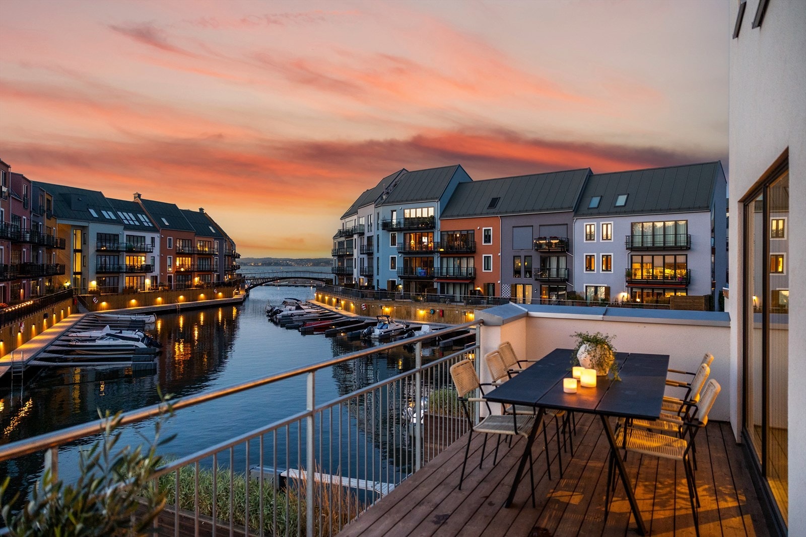 Her kan man nyte sene kvelder til lyden av bølgeskvulp og solnedgang. Galleribilde