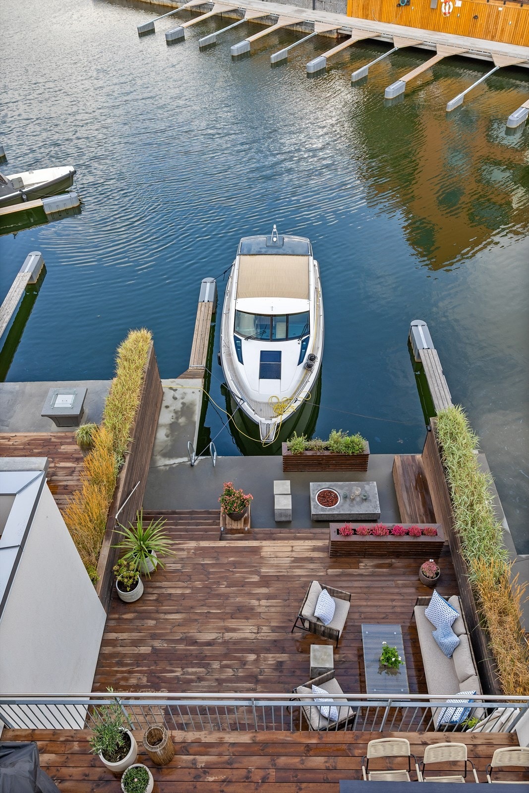 Enten du er på jakt etter en helårsbolig, en elegant pendlerbase, eller en luksuriøs fritidsbolig, gir Agnes Brygge 47 deg muligheten. Galleribilde