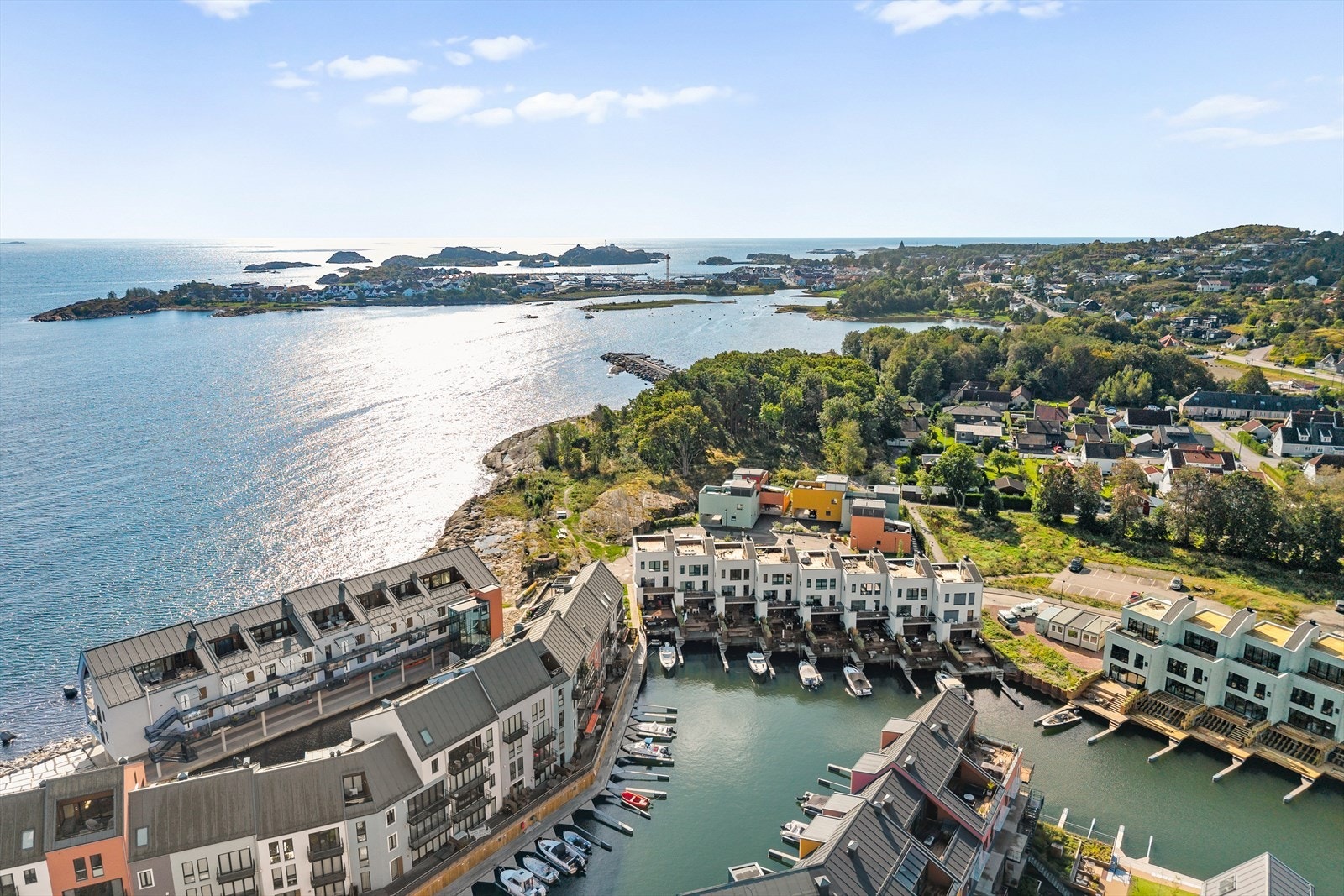 Området er utformet med fokus på livskvalitet, brygger og hyggelige uteområder, perfekt for både rekreasjon og sosiale aktiviteter. Galleribilde