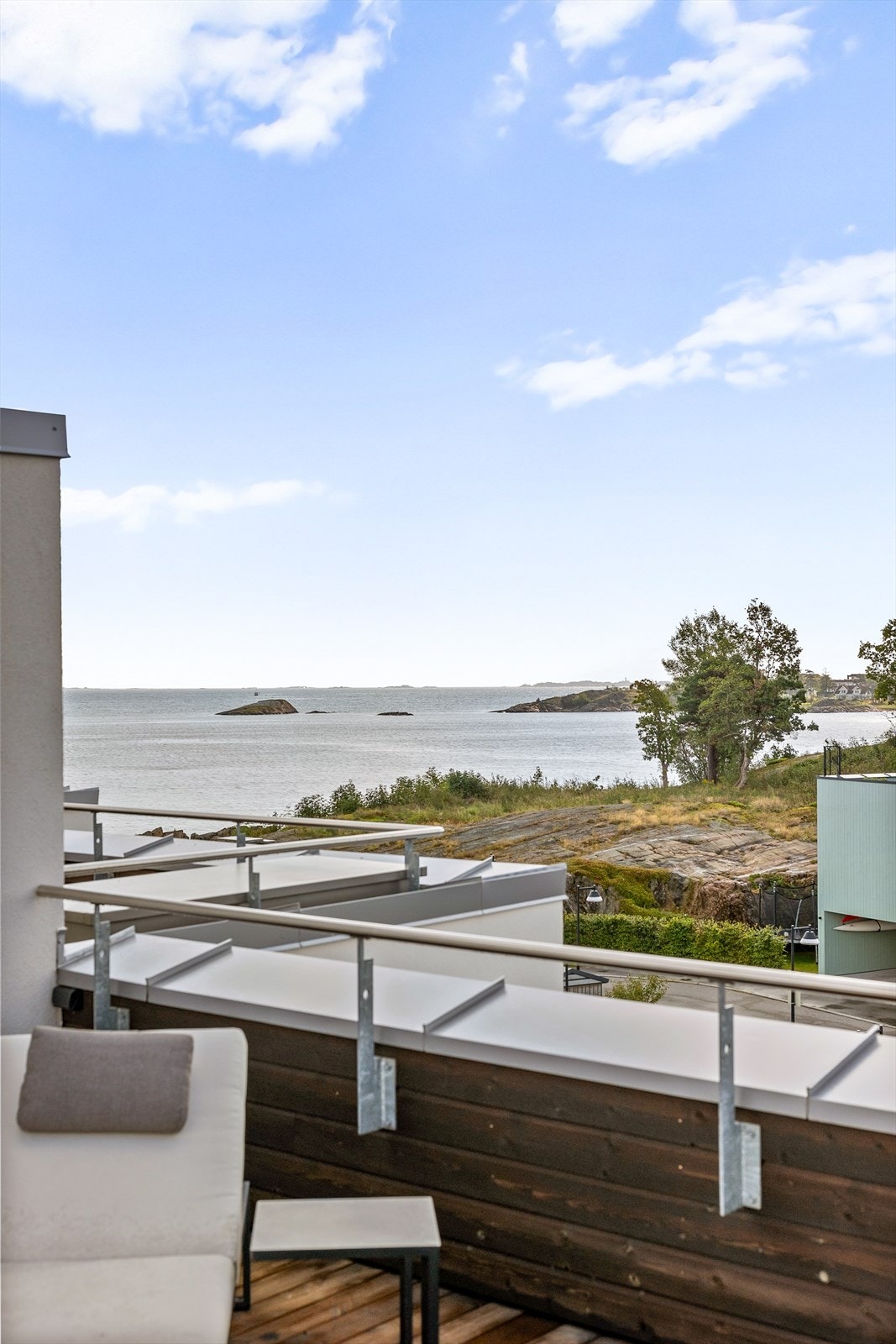 Her kan man finne roen. Galleribilde