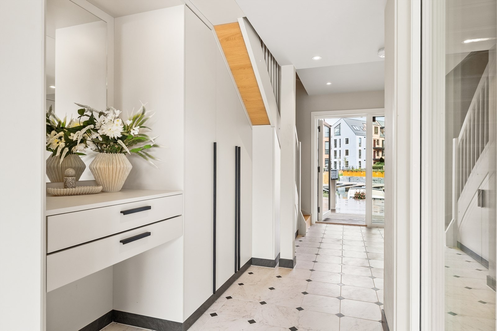 Utgang til terrassen med egen båtplass. Galleribilde