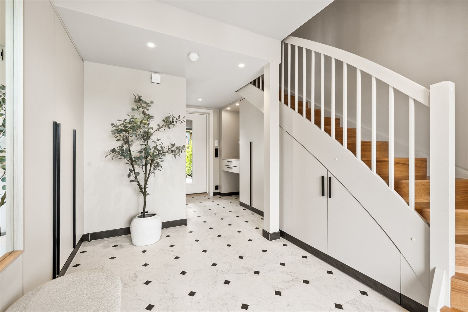 Gangen er romslig. Her har man utnyttet plassen godt med lagring under trappen. Galleribilde