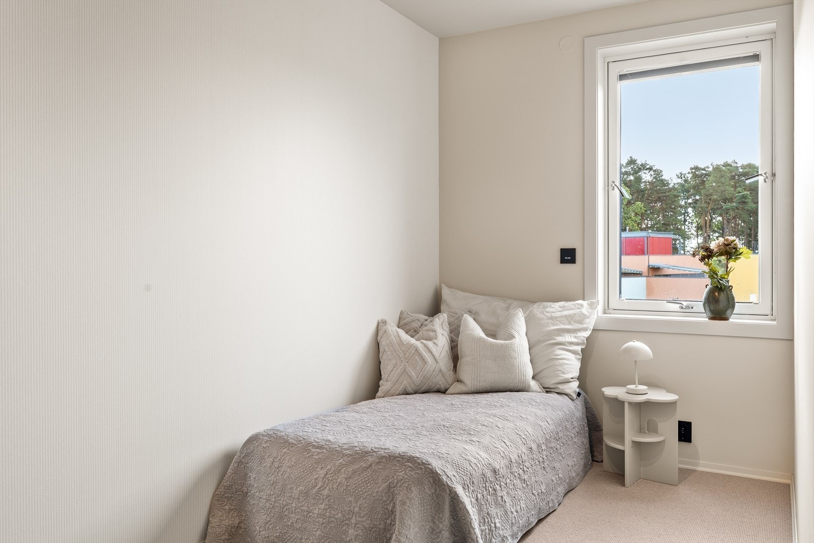 Soverom nr 3 med plass til seng og oppbevaring. Galleribilde