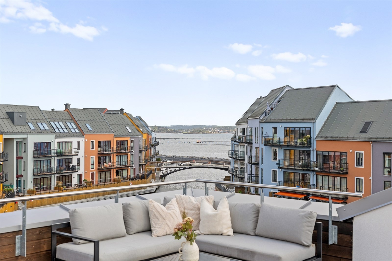 Boligen har utsikt i flere himmelretninger, noe som gir lys og luft gjennom hele dagen. Galleribilde