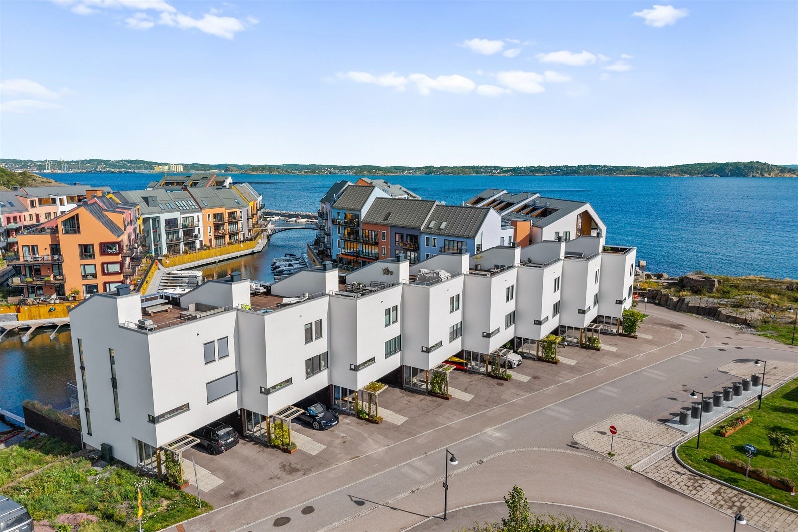 Her kan du nyte det maritime livet med egen brygge rett utenfor døren, samtidig som du har carport med elbillader og ekstra parkeringsplasser. Galleribilde