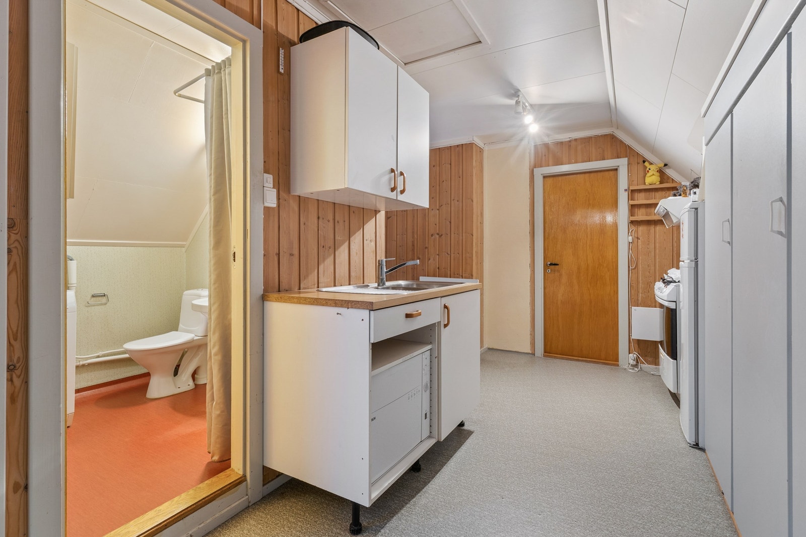 Gang 2. etasje med enkelt hybelkjøkken. Galleribilde