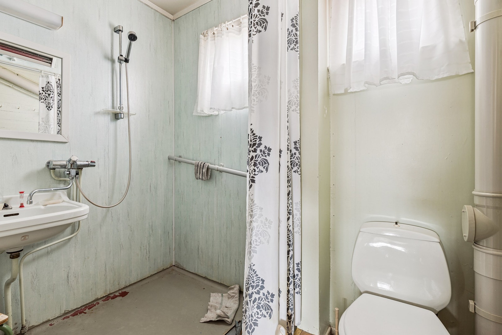 Bad i første etasje. Rommet har behov for totalrenovering. Galleribilde