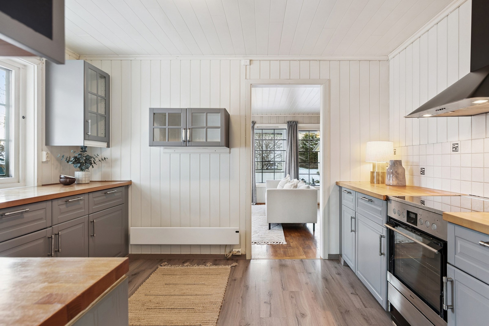 Det er benkeskapsbelysning for godt arbeidslys og stikkontakter på vegger for praktisk bruk. Det er nisjer for komfyr og oppvaskmaskin i benk. Galleribilde