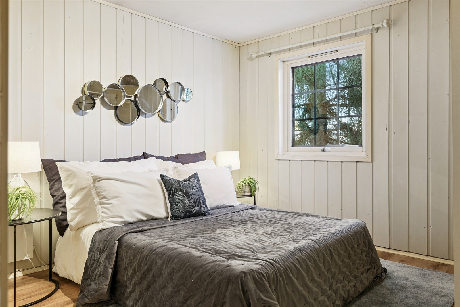 I boligens er det tre soverom. To av disse faller naturlig til del 1. Her er ett soverom. Galleribilde