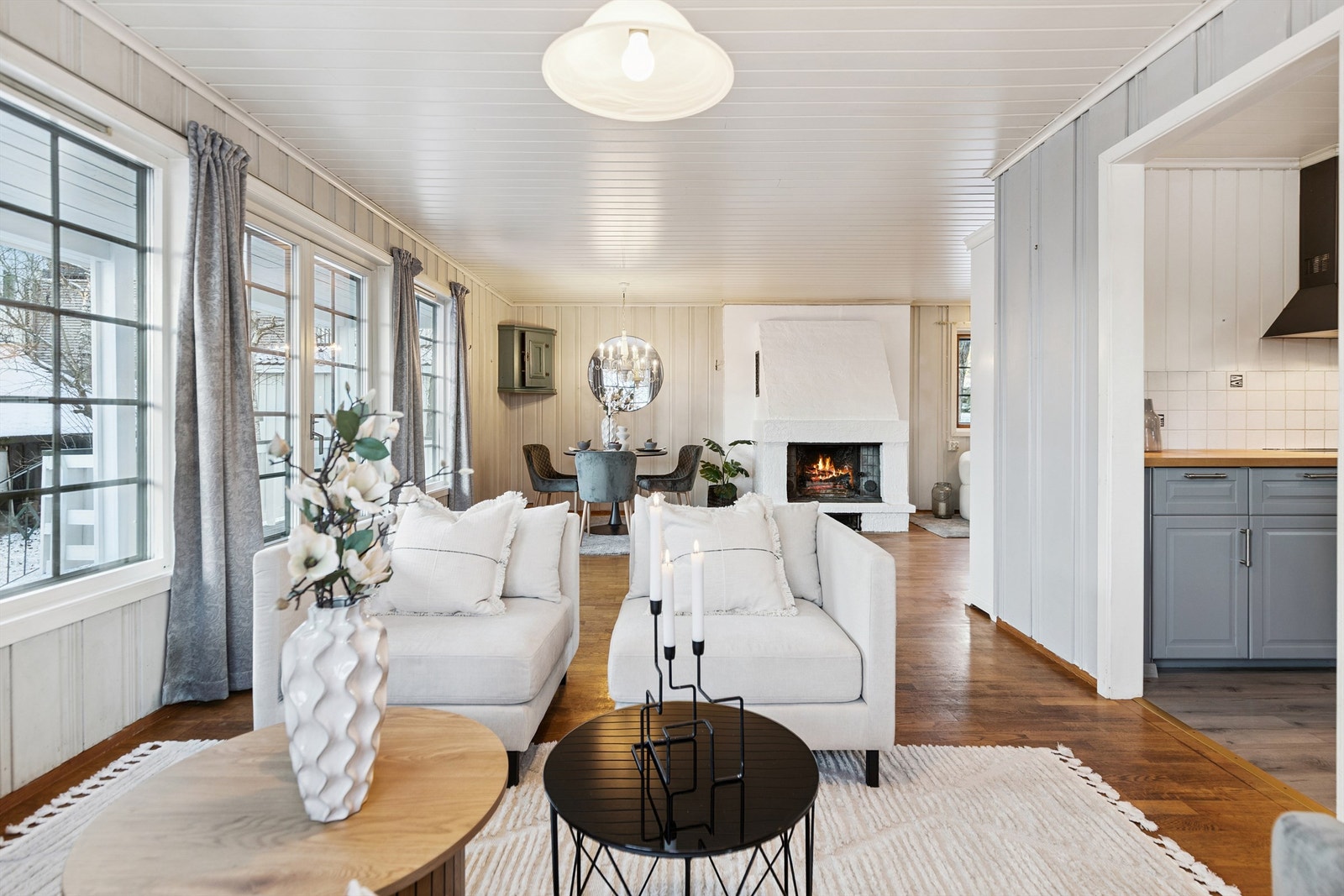 Gjennomgående og sosial planløsning som binder boligens soner sammen. Galleribilde