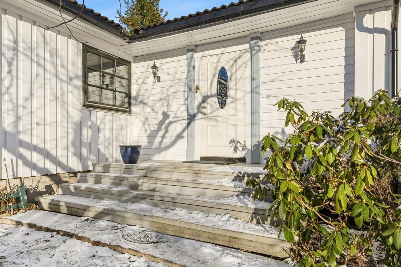 Eiendommen ligger på Hvam/Tomteråsen i Nes kommune. Her bor du i rolige og trygge omgivelser med umiddelbare nærhet til lekeplasser og turområder. Galleribilde