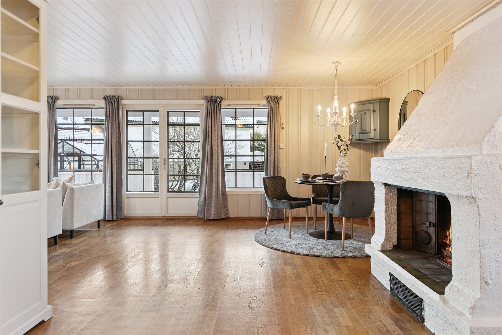 Store vinduer og terrassedør gir rikelig med lysinnslipp Galleribilde