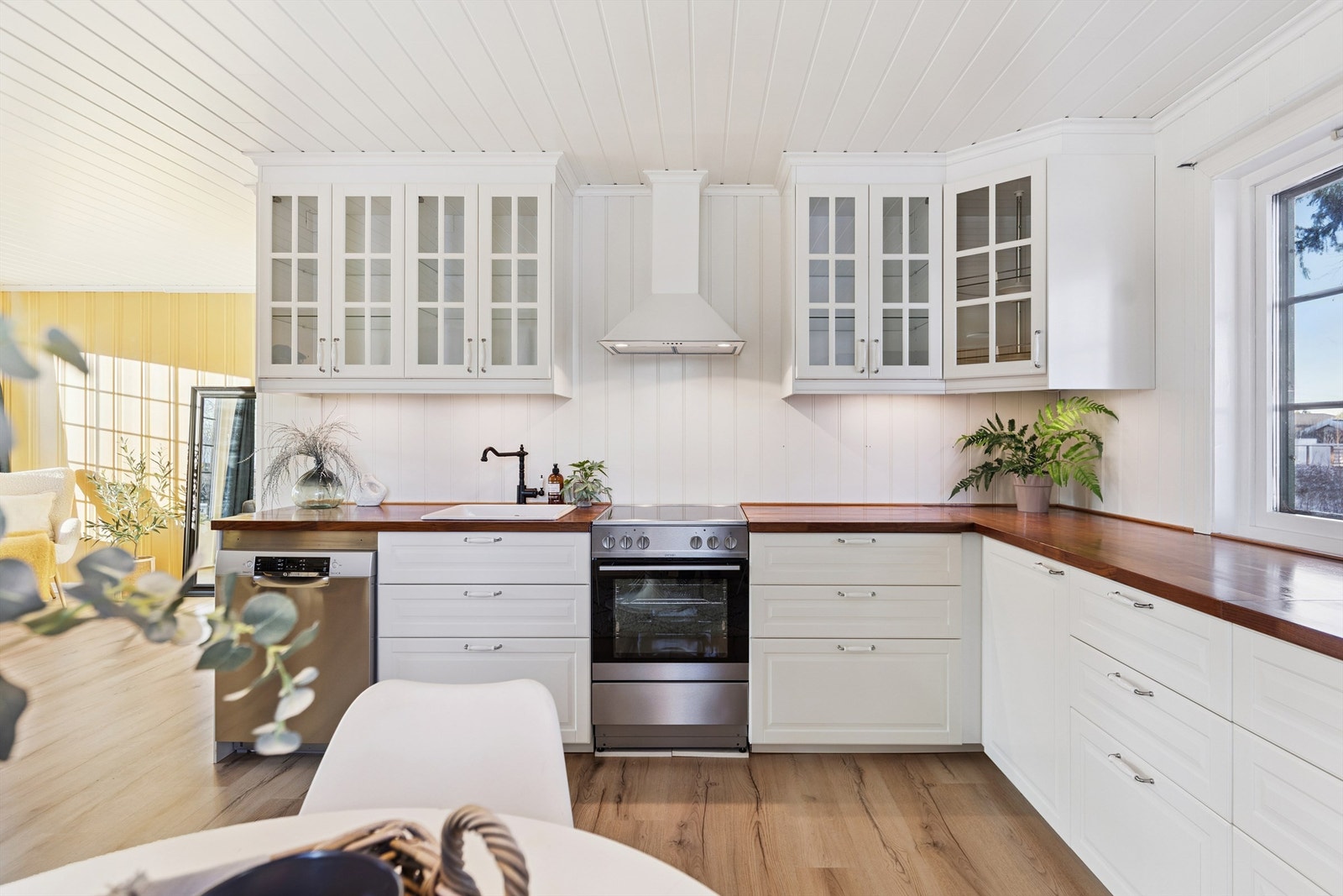 Benkeplatene har laminerte overflater som er slitesterkt og lette å rengjøre. Det er benkeskapsbelysning for godt arbeidslys og stikkontakter under overskapene for praktisk bruk. Galleribilde