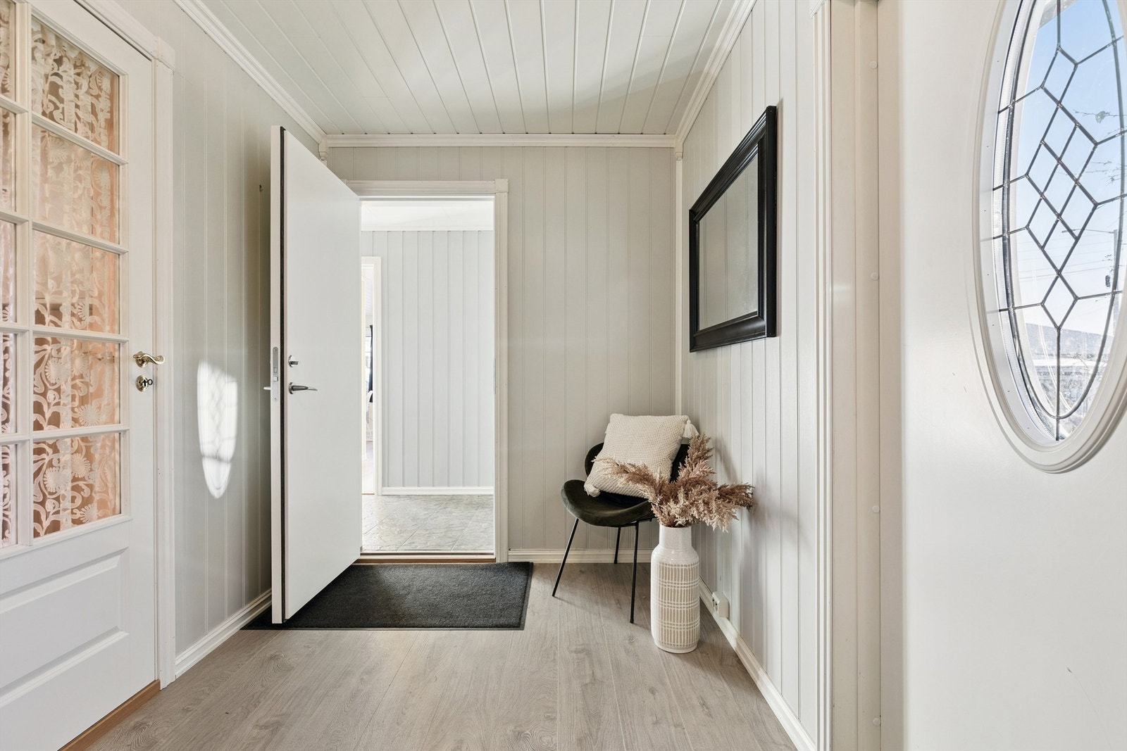 Velkommen inn i denne innholdsrike boligen. Entréen knytter boligens ulike deler sammen. Boligen ble sammenføyd av to boenheter til enebolig i 2017. Galleribilde