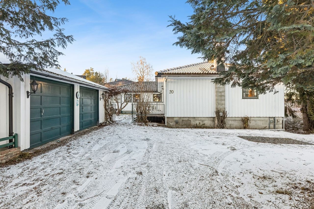 Parkering i en romslig dobbelgarasje på 44 m² med to tilhørende boder. Galleribilde